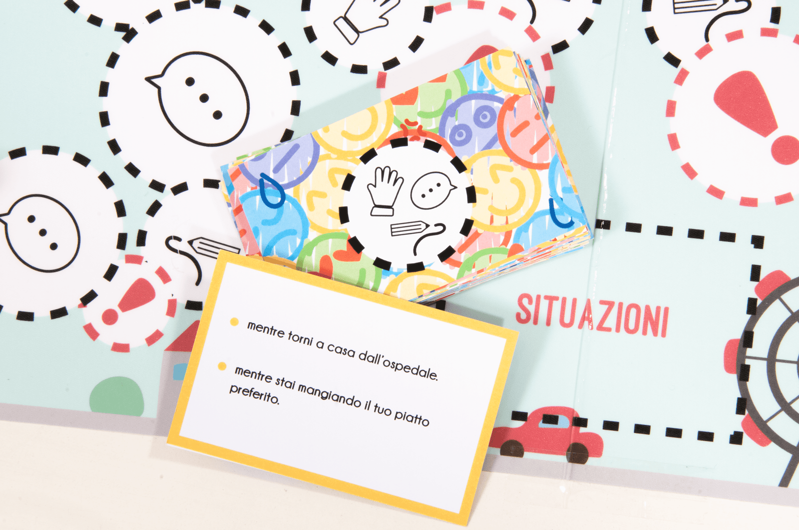 foto dettagio delle carte situazioni sul tabellone di gioco